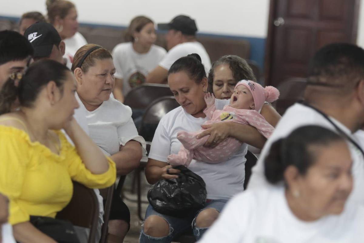 Asfura cumple promesa y entrega ayuda a afectados por incendio en mercado Medina