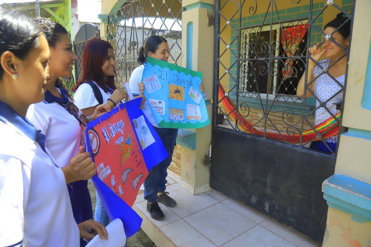 Los vecinos de Asentamientos Humanos fueron concientizados sobre los riesgos del dengue.