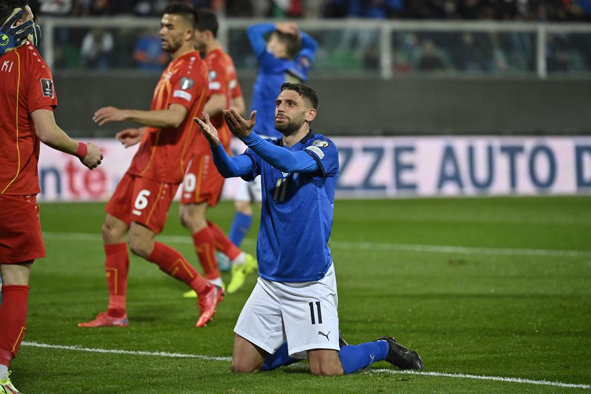El italiano Domenico Berardi se lamenta tras una ocasión fallada frente a la portería de Macedonia del Norte.