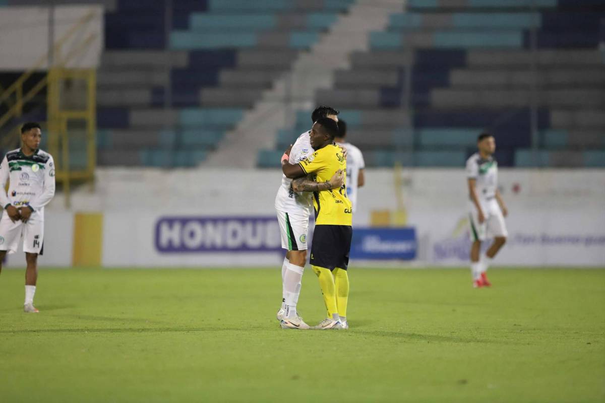 Hermosas chicas, pesadilla del Real España, héroe y caballo en pleno partido