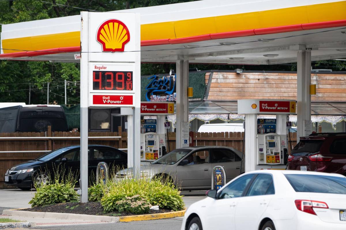 Precio de la gasolina baja en EEUU, un bálsamo para Joe Biden