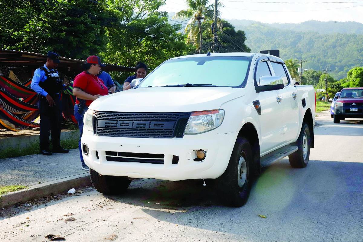 Los criminales dejaron abandonado uno de los carros.