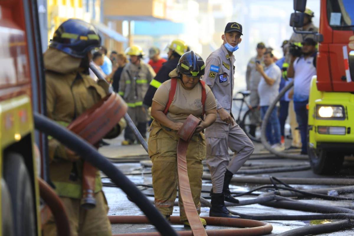 Fotos del feroz incendio que arrasó con edificio en San Pedro Sula