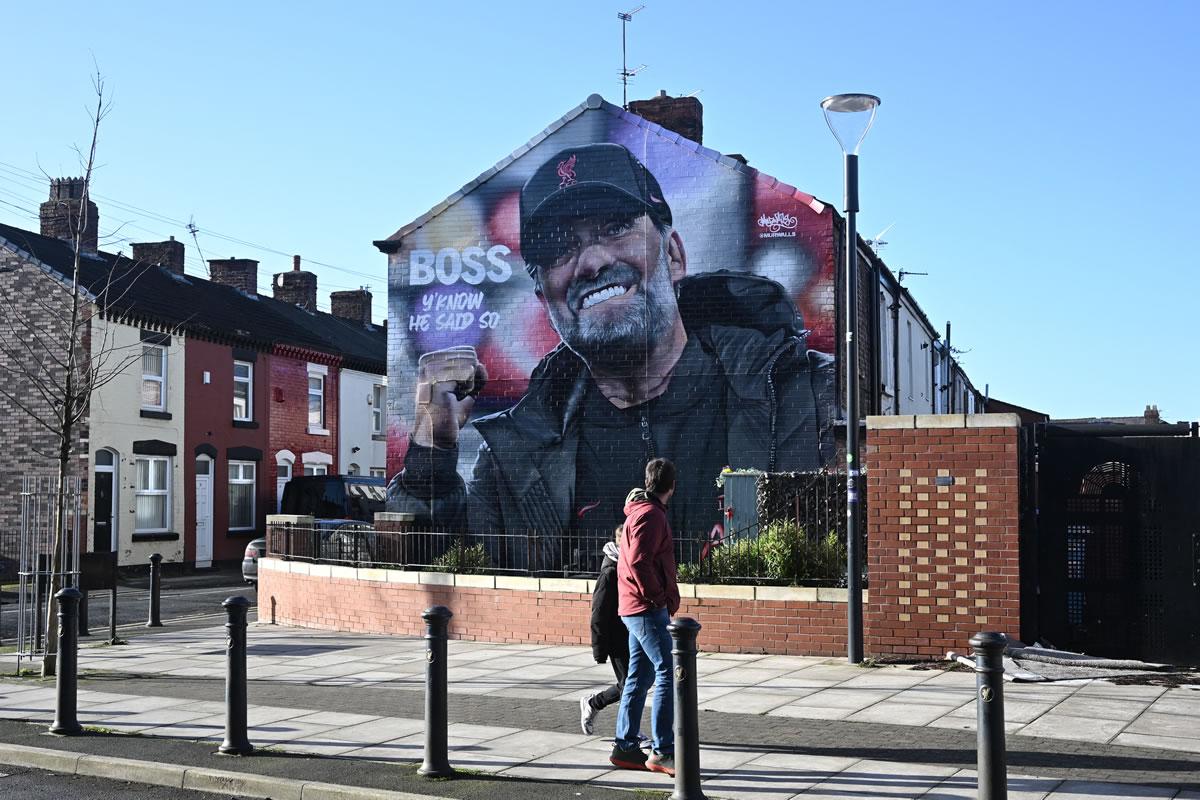 Klopp es ídolo en Liverpool. Así se ven las calles de la ciudad con el rostro del entrenador alemán.