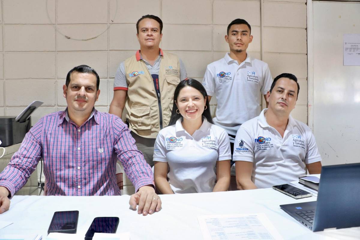 Equipo del Bono Cafetalero en Copán atendió a decenas de emprendedores que quieren registrar sus marcas.