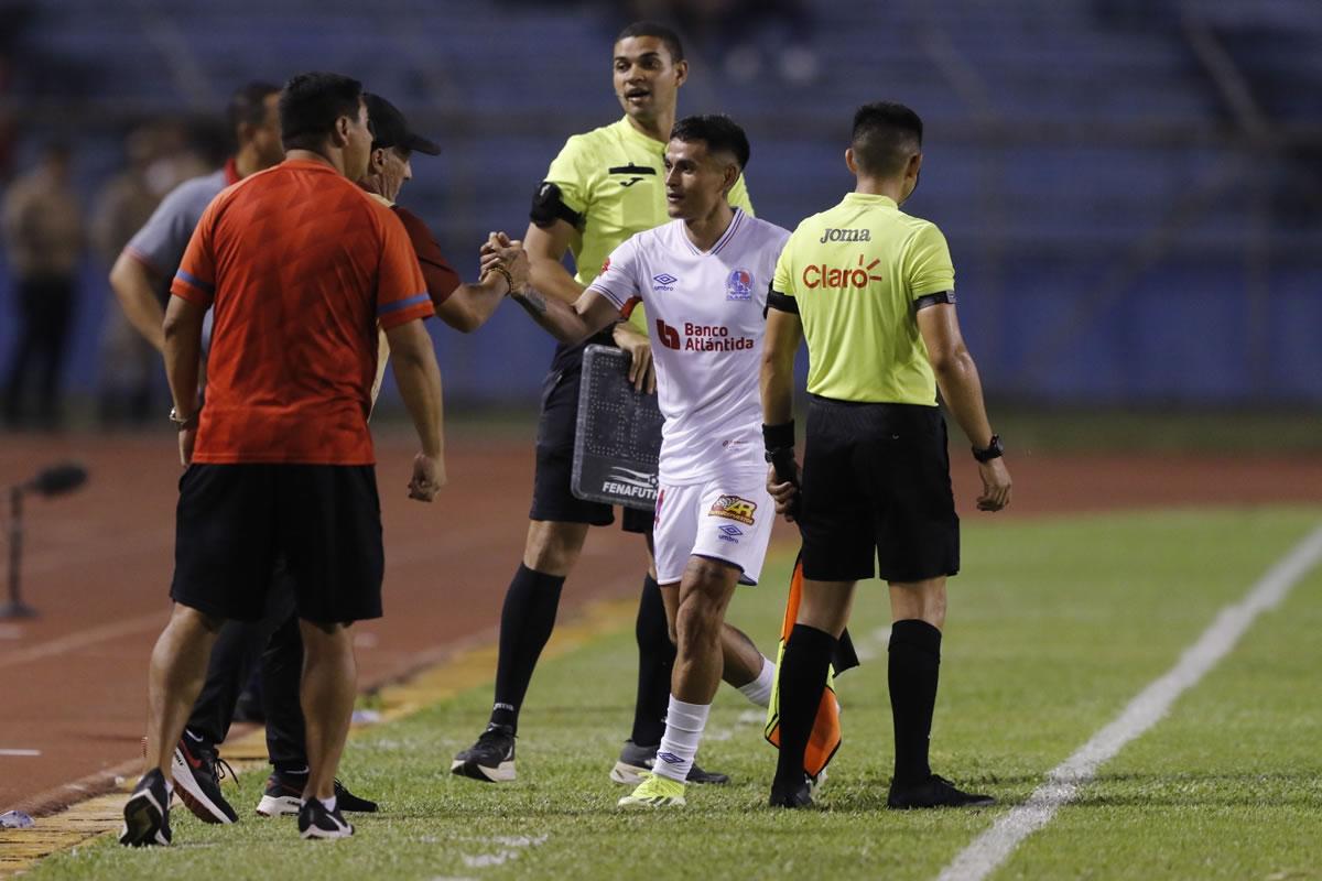 Pedro Troglio saludando a Andy Nájar tras salir de cambio en el segundo tiempo.