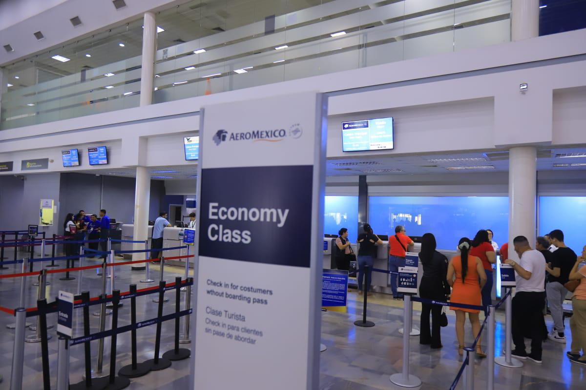 Molestia en viajeros por cancelación de vuelos de Aeroméxico
