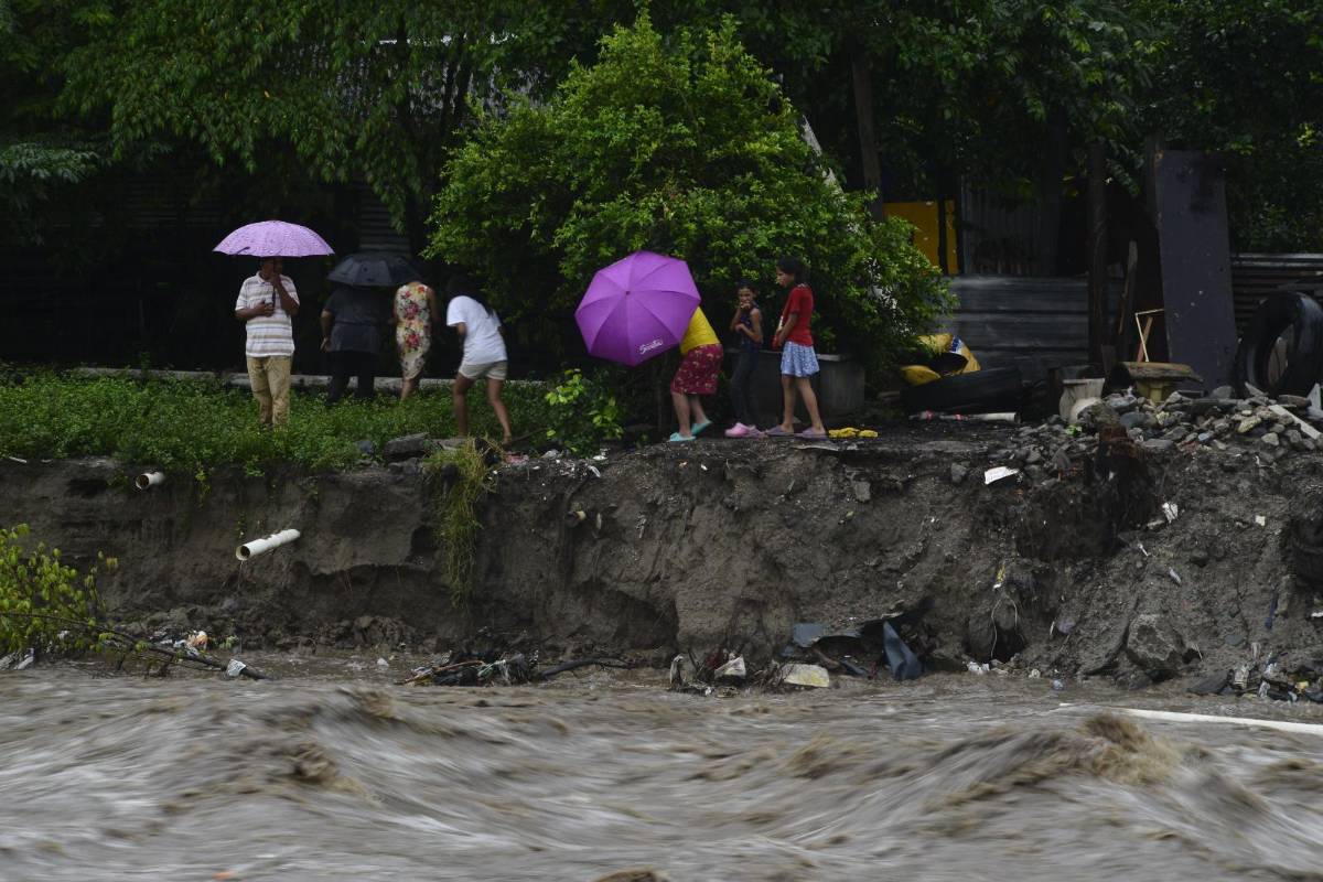 Habitantes de varias zonas del valle de Sula ven en riesgo sus viviendas.
