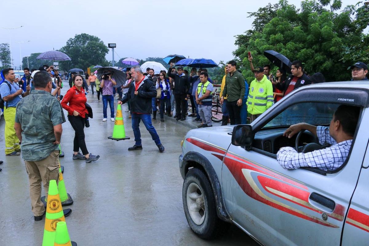 Inauguran el puente que conduce a Jucutuma