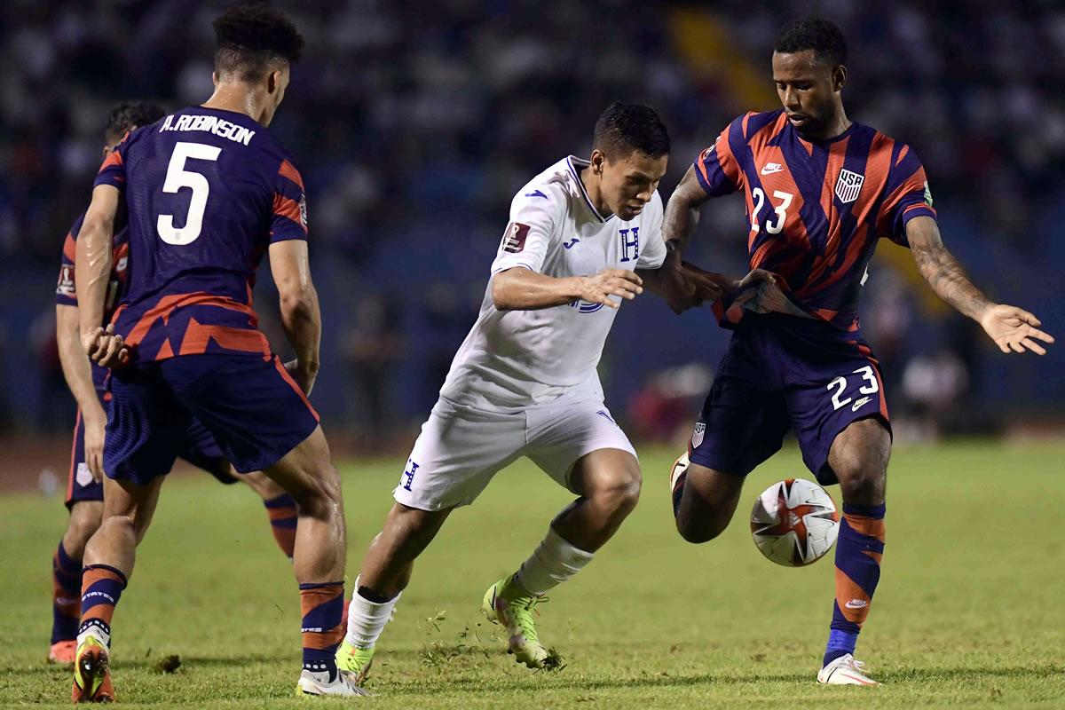 Bryan Moya en un partido de la Selección de Honduras contra Estados Unidos en la eliminatoria para el Mundial de Qatar 2022.