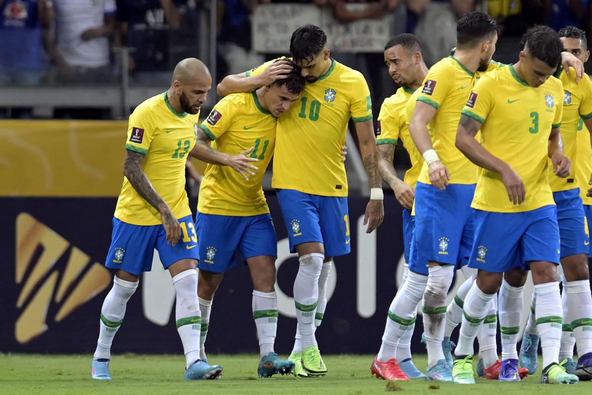 Coutinho es felicitado por sus compañeros tras el gol que marcó.