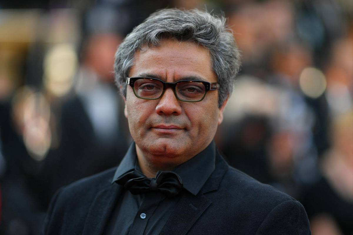 (ARCHIVOS) El director iraní Mohammad Rasoulof posa a su llegada el 27 de mayo de 2017 para la ceremonia de entrega de premios 'Una Cierta Mirada' en la 70ª edición del Festival de Cine de Cannes en Cannes, sur de Francia. Un tribunal iraní condenó al destacado cineasta Rasoulof a pena de cárcel por colusión contra la seguridad nacional, afirmó su abogado el 8 de mayo de 2024.