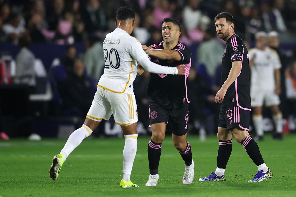 Luis Suárez tuvo un enganchón con Edwin Cerrillo, del Galaxy.