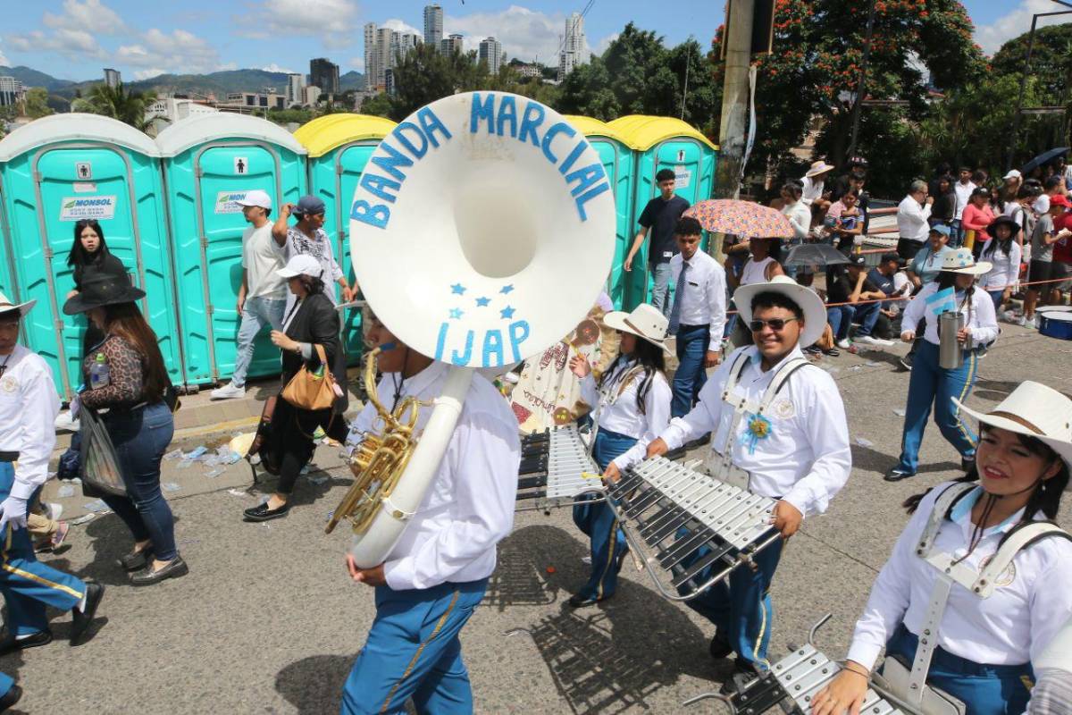 Quiénes son las hermosas palillonas 'vaqueritas' que se robaron las miradas por su originalidad