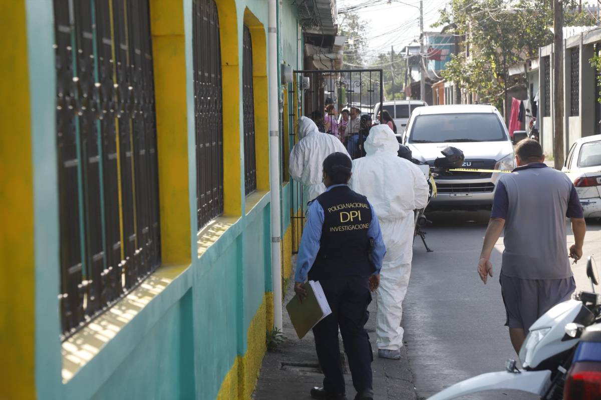 Policías en la vivienda donde la madre mató a su hija.