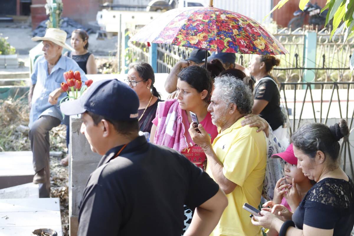 Dolor e impotencia en el último adiós a hermanos víctimas de masacre
