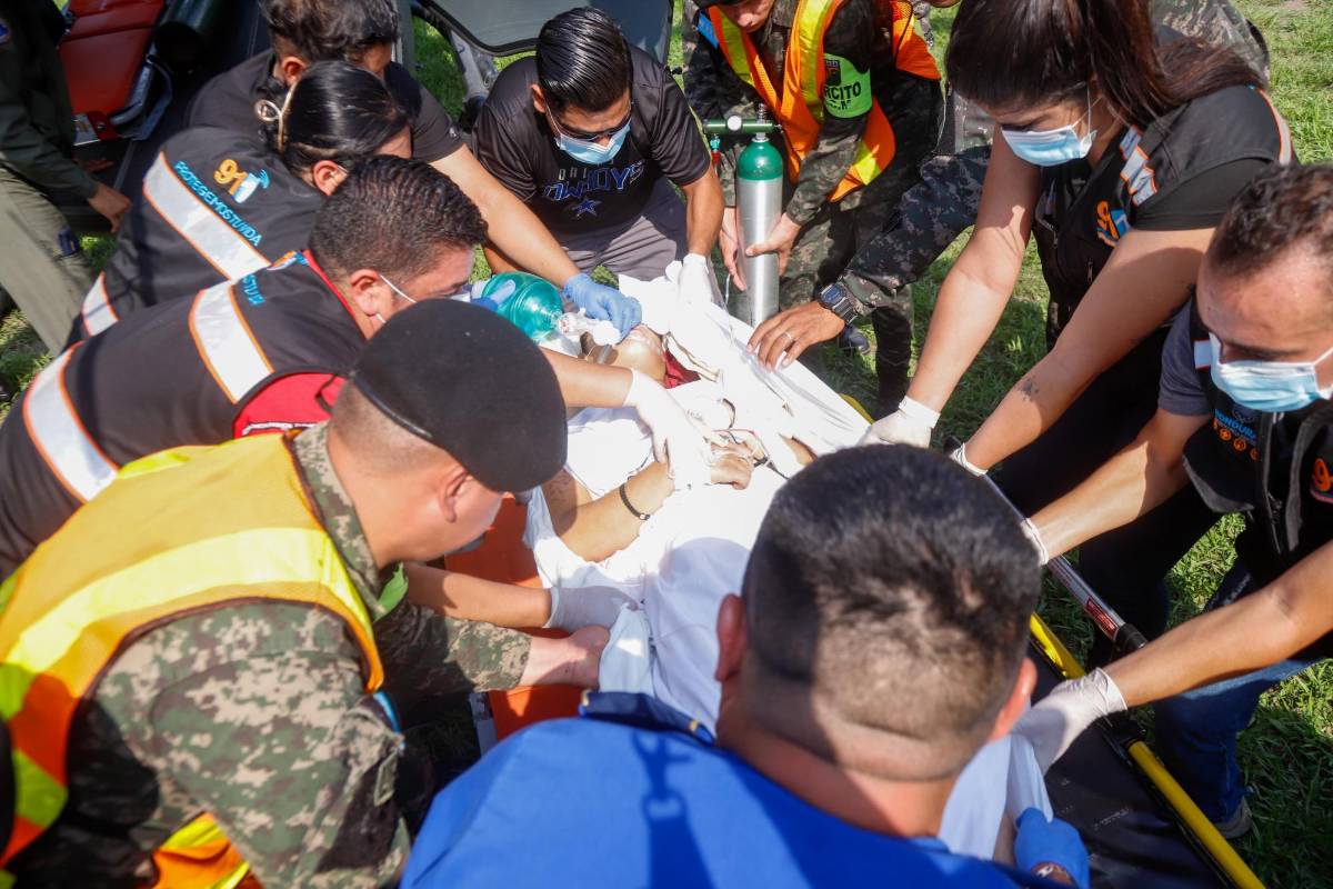 Llegan en helicóptero a SPS las víctimas del accidente en Los Hornos, Copán