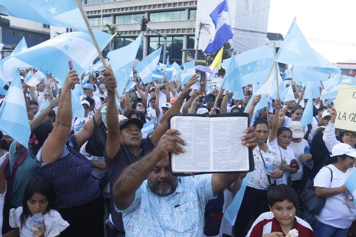 Impactantes imágenes de la caminata de oración en San Pedro Sula
