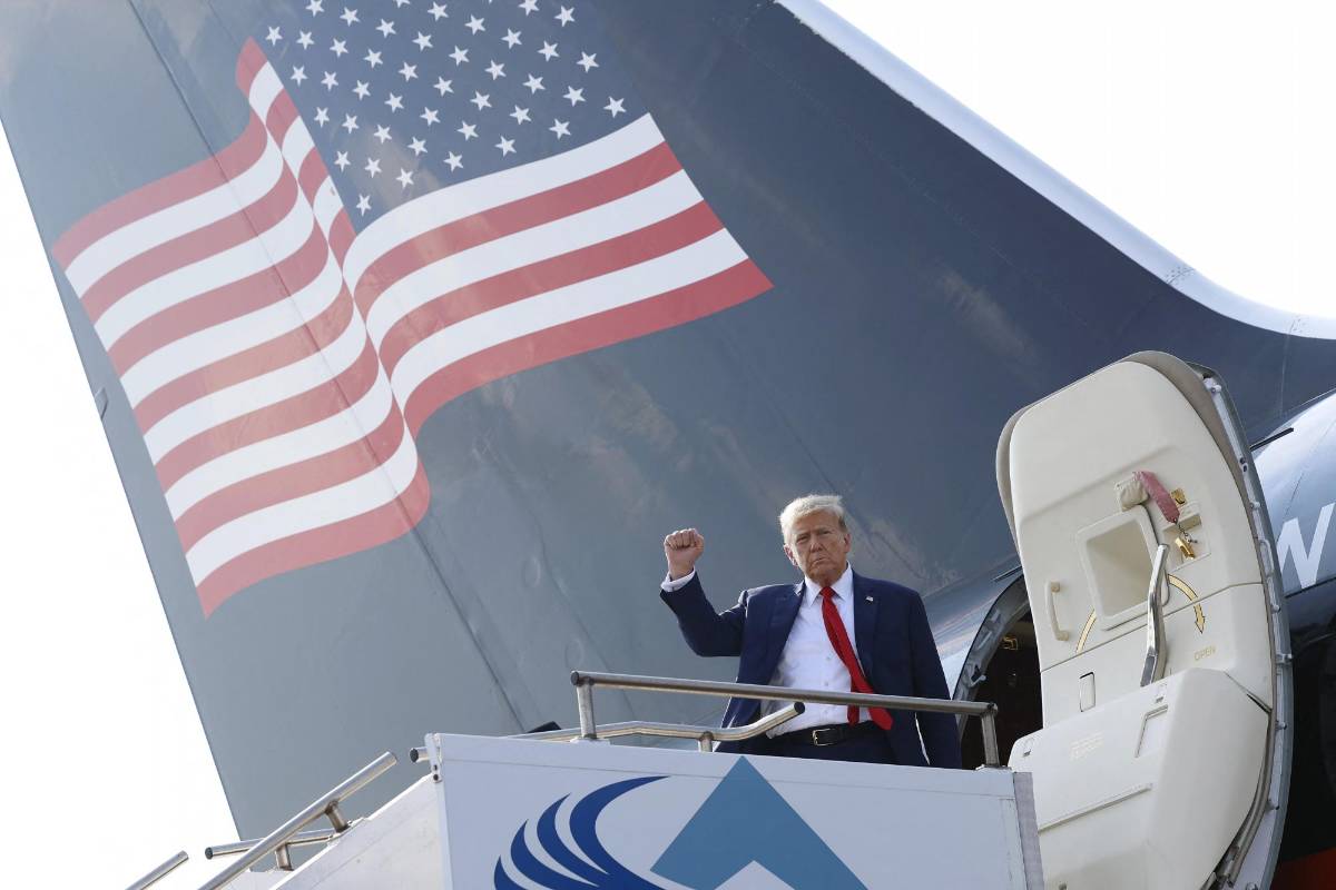 Trump llega a Atlanta en su avión privado para su primer debate con Biden