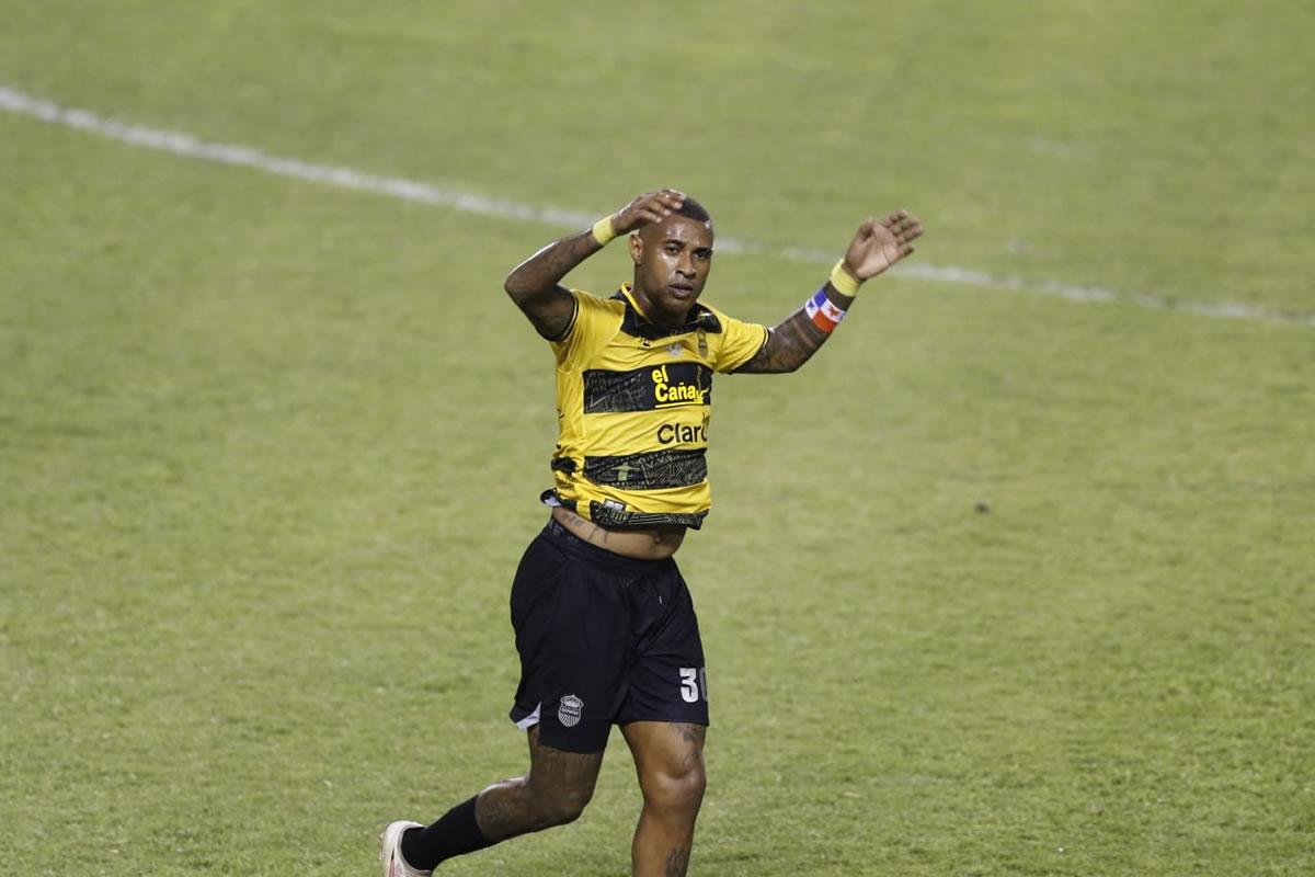 Carlos Small celebrando su gol que dio el triunfo al Real España ante Olimpia.