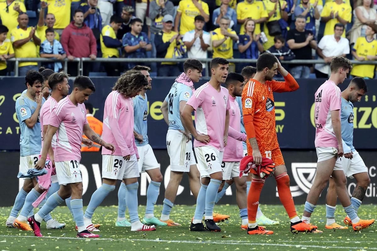 Los jugadores del Celta de Vigo se lamentan tras el partido ante el Cádiz.