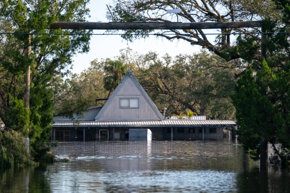 Se muestra un campamento de Peace River inundado tras el paso del huracán Ian el 4 de octubre de 2022 en Arcadia, Florida.