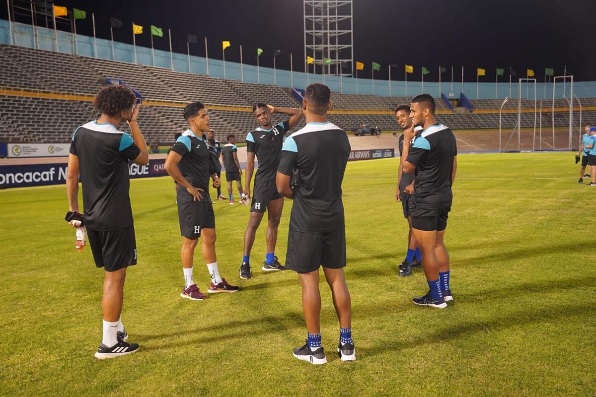 Los seleccionados hondureños reconocieron finalmente la cancha del estadio Independence Park.