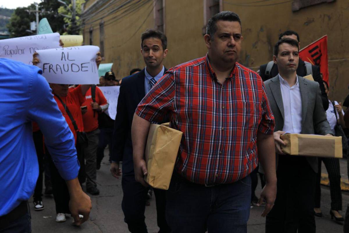 Cientos de simpatizantes de Libre bloquean proceso del Trep en el CNE