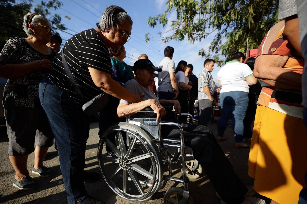 Los adultos mayores votan desde muy temprano en Honduras