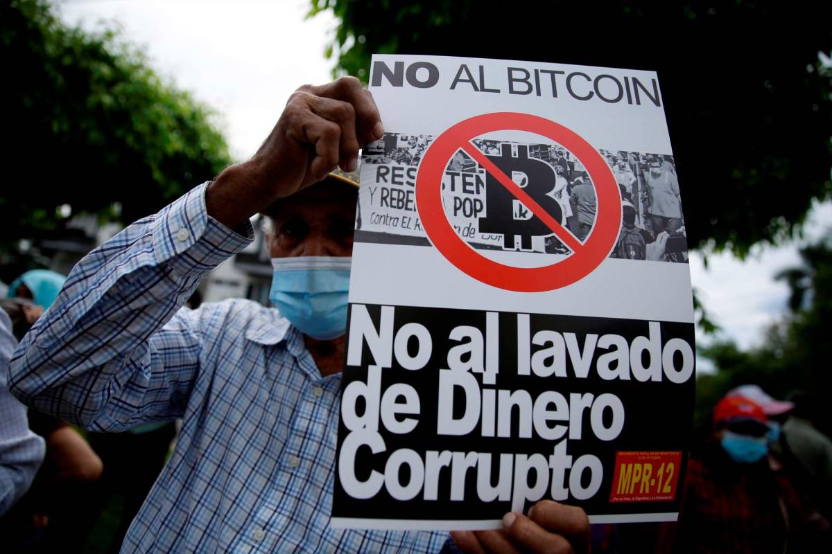 El Salvador inició la era bitcoin de forma atropellada