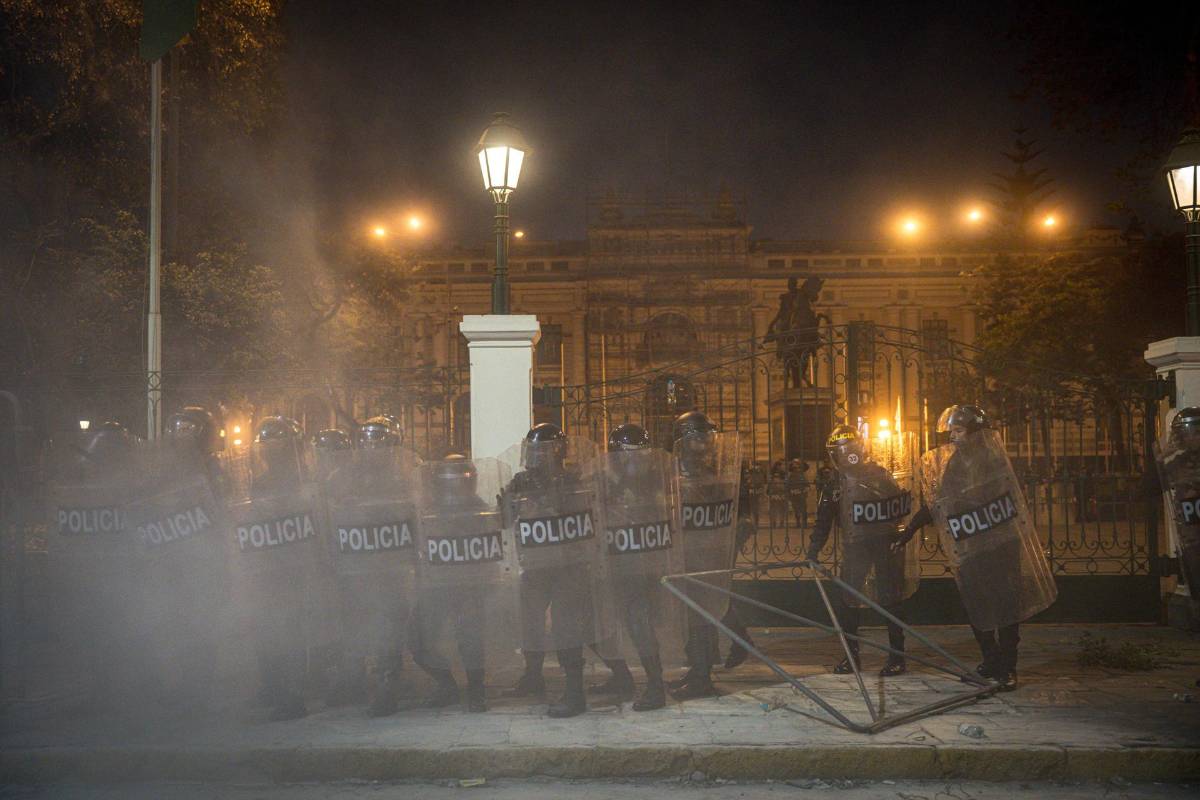 Un muerto y decenas de heridos en violentas protestas contra el Gobierno de Perú