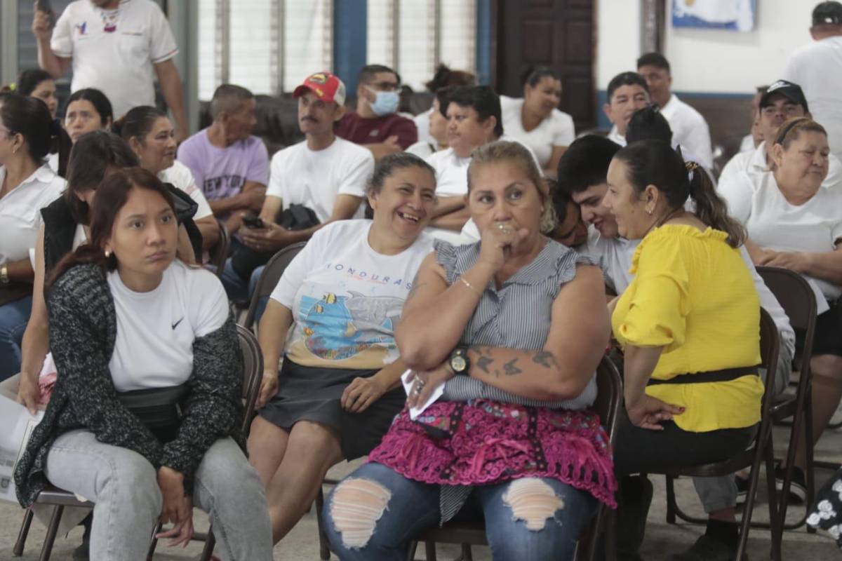 Asfura cumple promesa y entrega ayuda a afectados por incendio en mercado Medina
