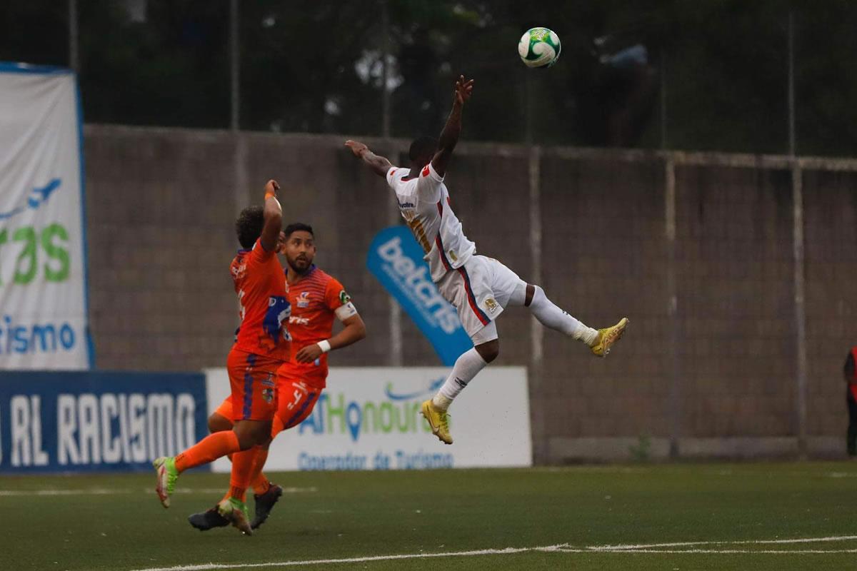 El más pequeño de todos, Edwin Solano Solano saltando para intentar cabecear el balón.
