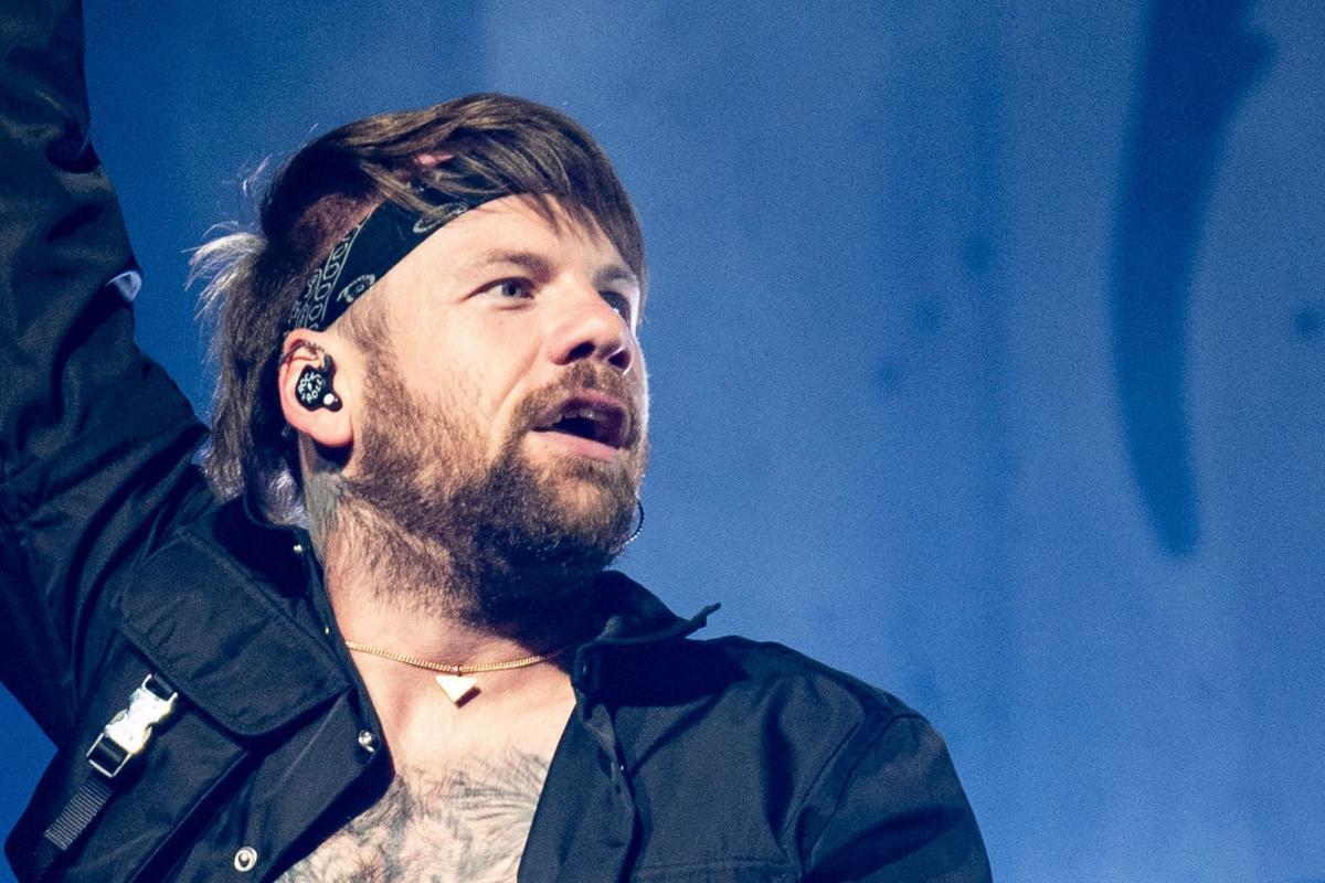 El cantante Caleb Shomo se declara gay tras 14 años de matrimonio