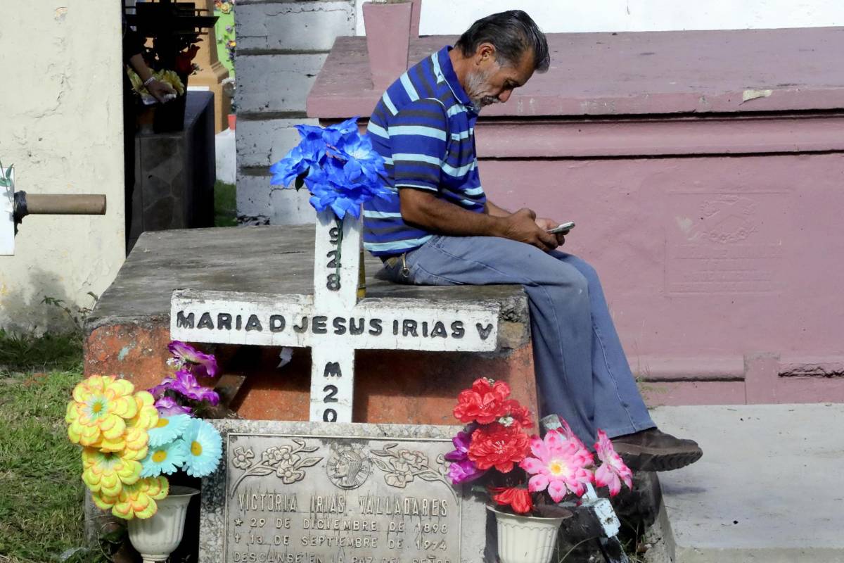 Flores, música y recuerdos; hondureños visitan cementerios en el Día de Difuntos