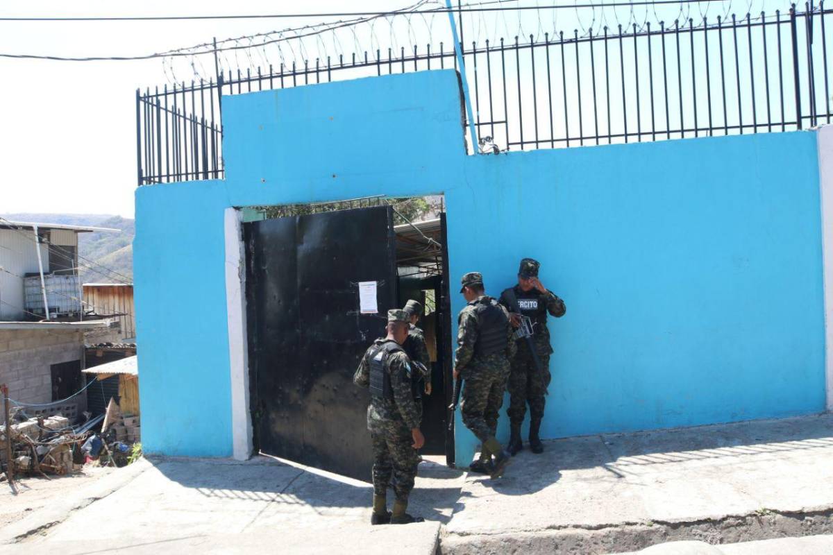 Reinstalan carpas con propaganda previo a elecciones en Tegucigalpa