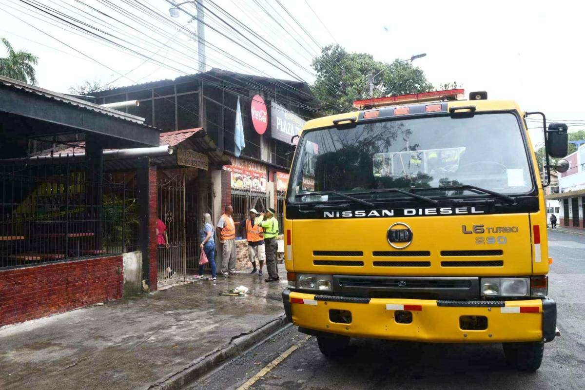 Explosión de un cilindro de gas destruye negocio de comidas en la Plaza Típica