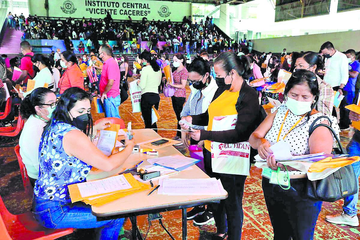 A concurso 2,000 plazas docentes en Honduras