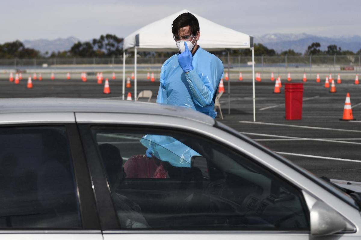 Arrestan a mujer por encerrar a su hijo en el baúl del auto para hacerle prueba de covid-19