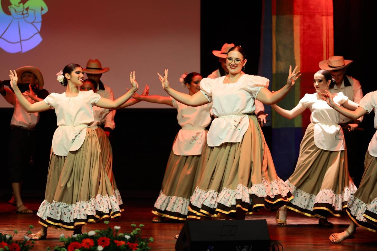 Artistas nacionales e internacionales brillan en espectacular festival folclórico