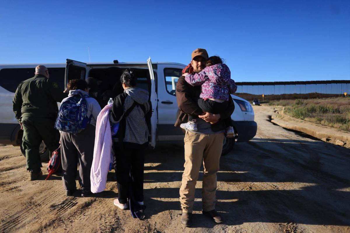 Juez de EEUU ordena dar albergue seguro para niños migrantes que cruzan la frontera