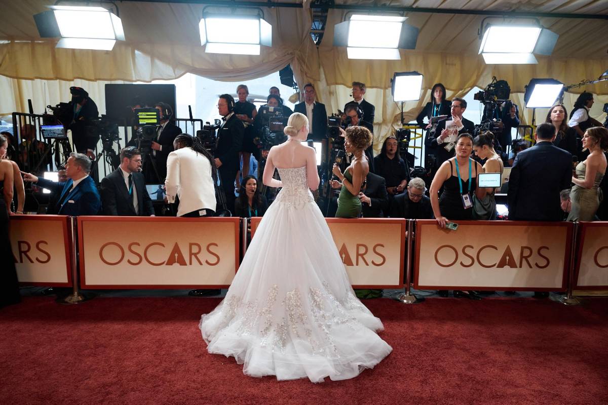 Elle Fanning se transformó en una princesa en los Óscar 2026