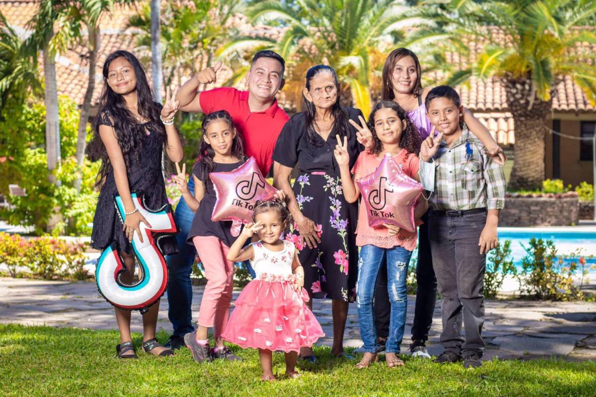 Doña Doña Maria Isabel Montoya junto a su familia.