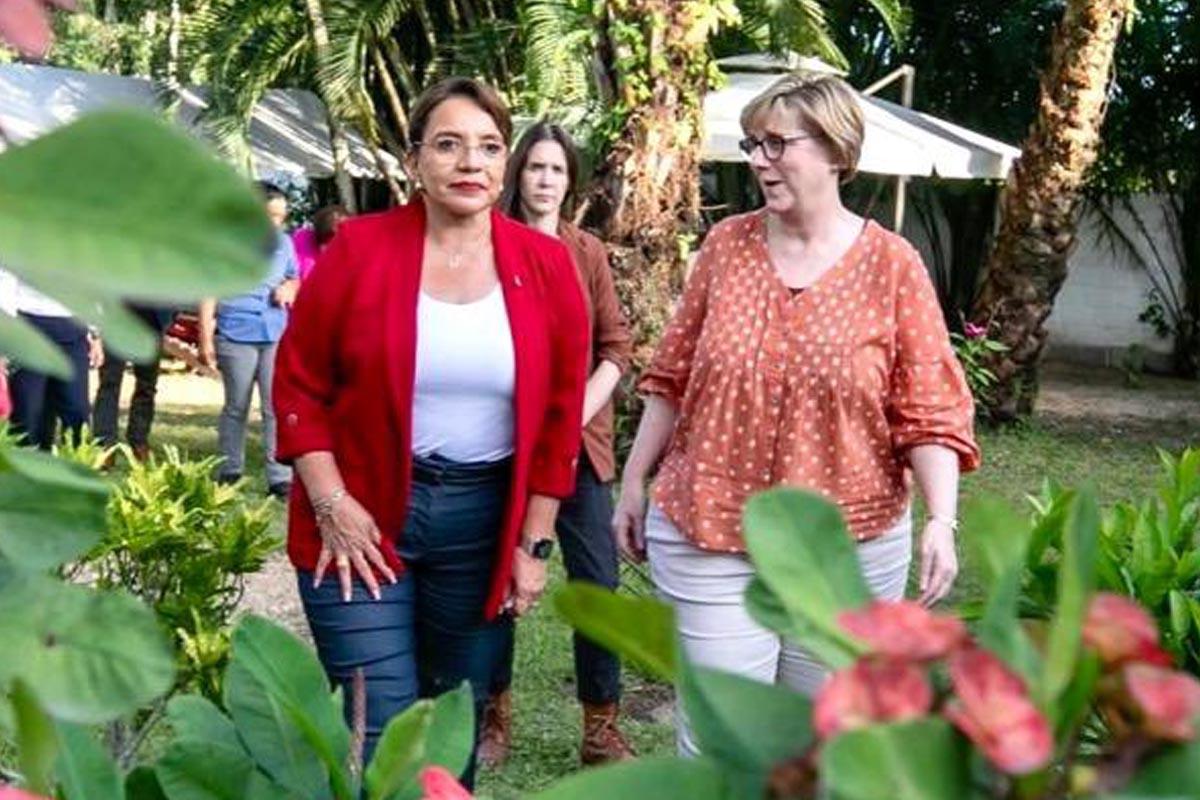 Xiomara Castro y Laura Dogu estrechan relaciones