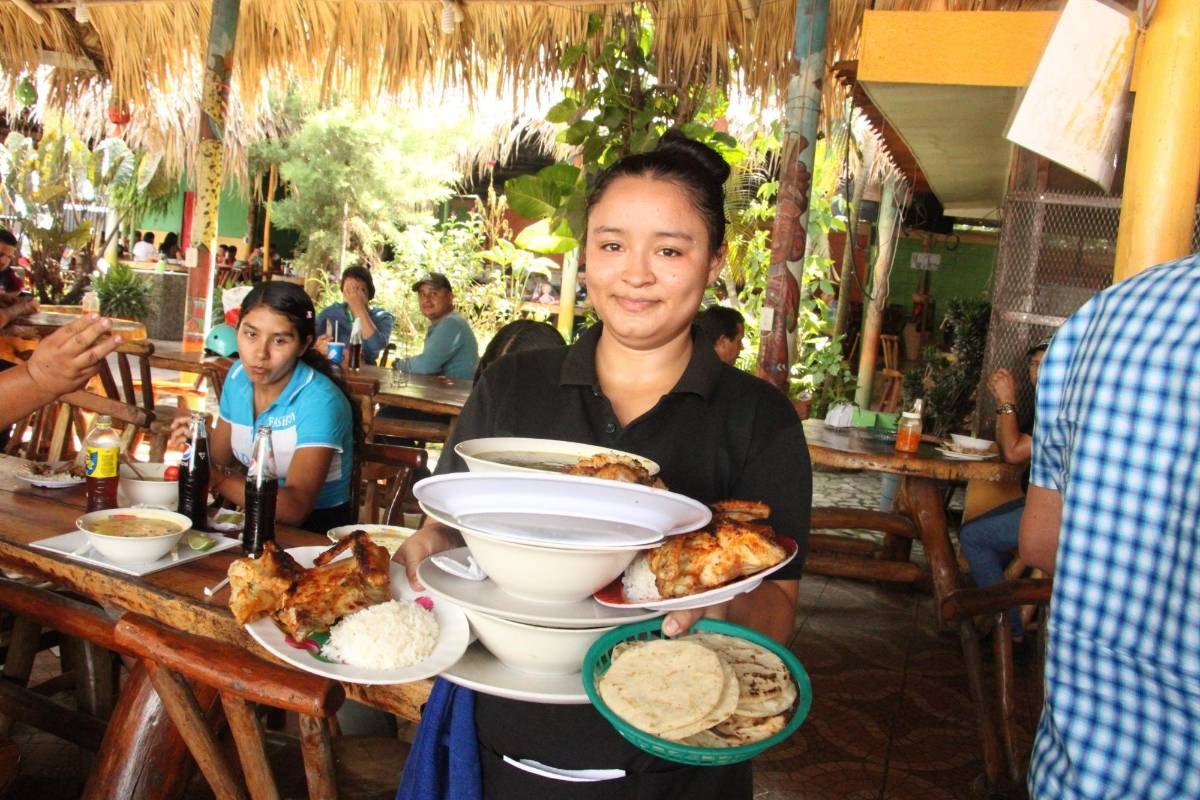 Hasta 800 clientes se atienden en un sólo día durante los fines de semana en el restaurante Los Asados.