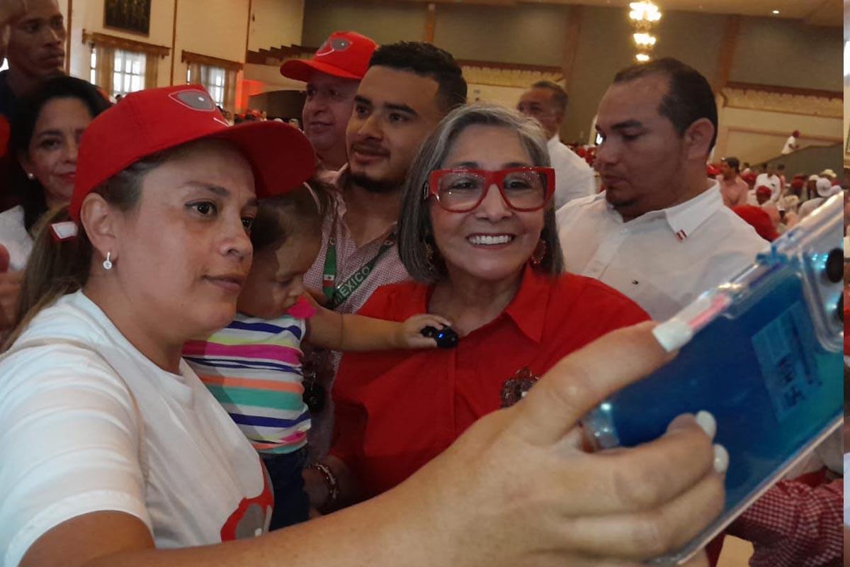 Una simpatizante del Partido Liberal se toma una foto con la precandidata Maribel Espinoza.