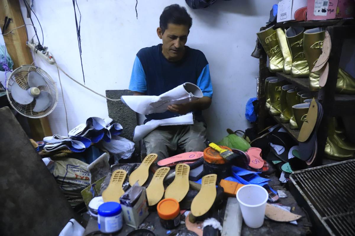 Zapatos chinos y la migración tienen al borde de la quiebra a zapateros hondureños