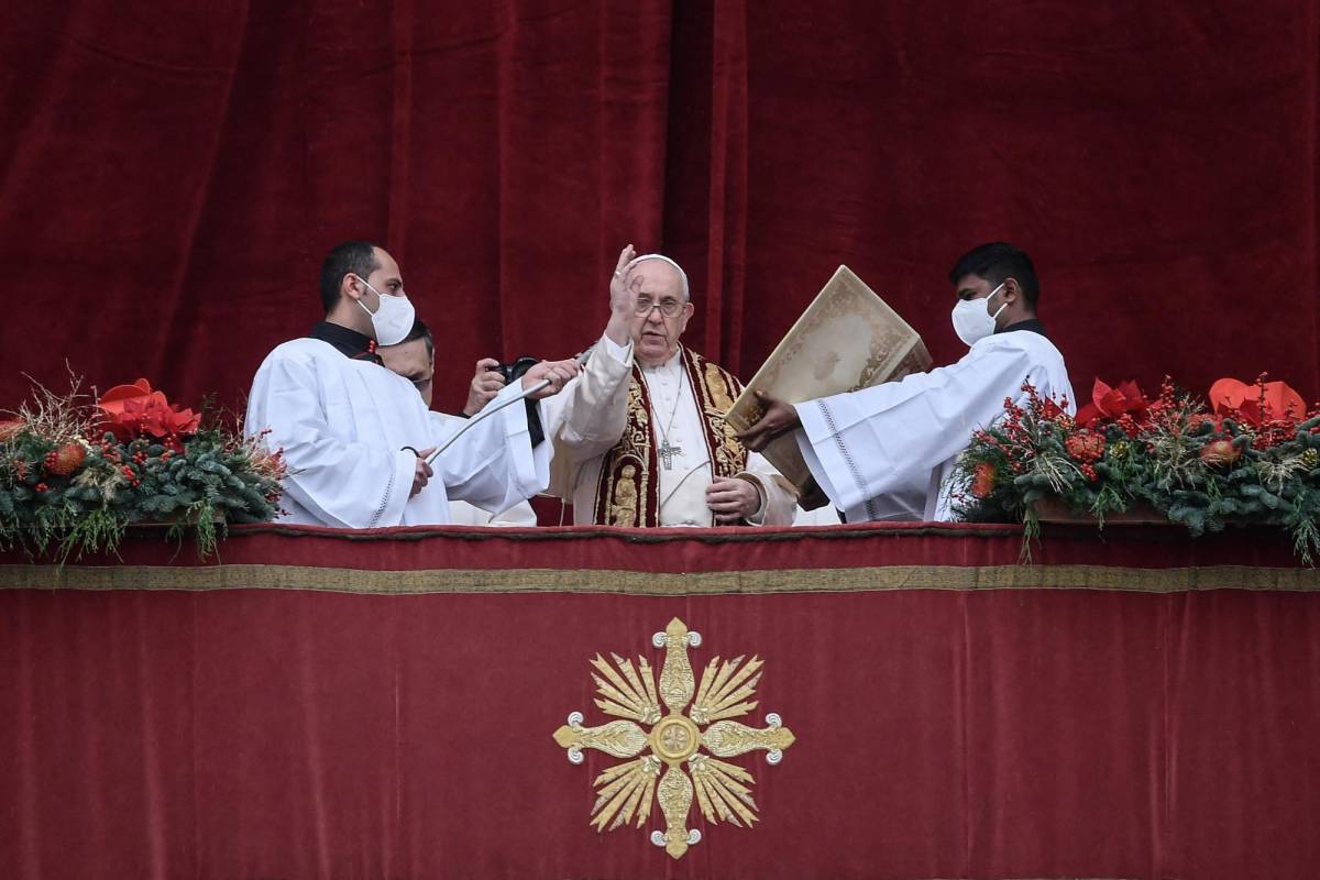 El Papa aconseja a familias no aislarse con el teléfono móvil