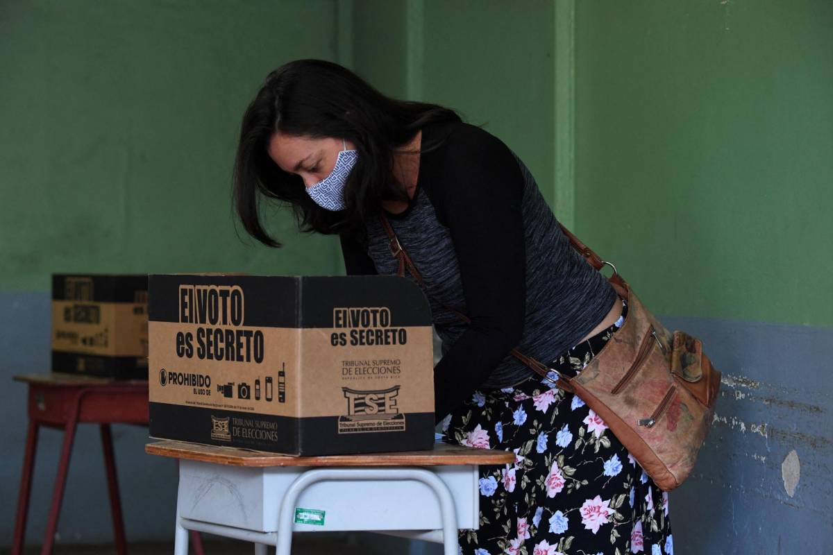 Cierran las mesas de votación en las elecciones de Costa Rica