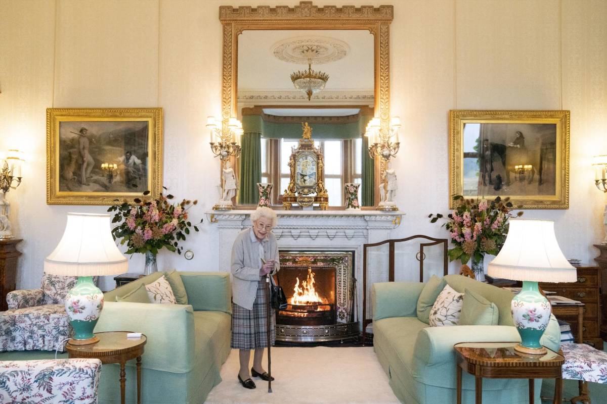 Una de las últimas imágenes de la reina Isabel II que fueron divulgadas el martes, cuando recibió a la nueva primera ministra del Reino Unido.